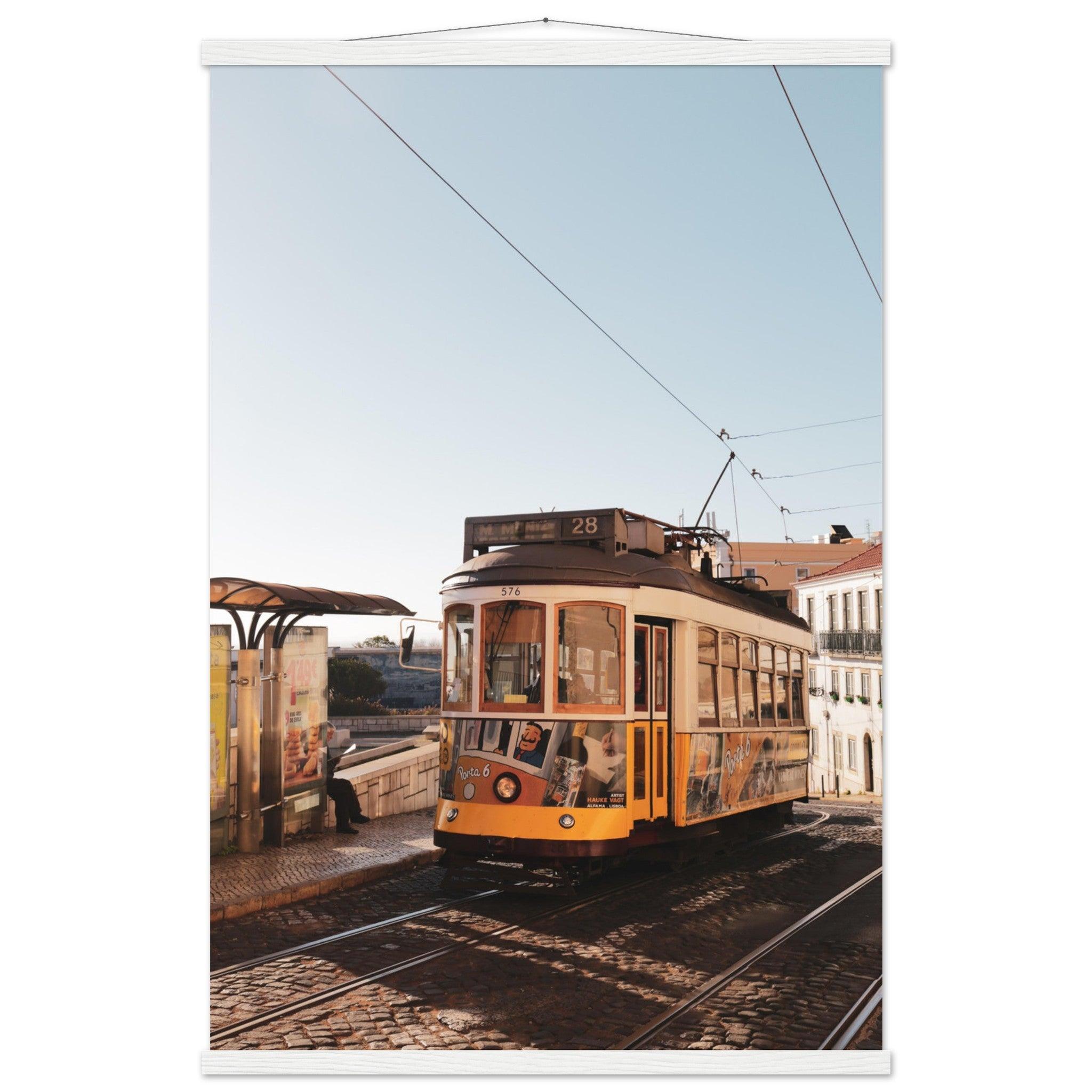 Lissabon's Straßenbahn Poster - Printree.ch Bahn, Foto, Fotografie, issabon, Metro, Nahverkehr, Portugal, Reisen, Sehenswürdigkeiten, Stadtbahn, Straßenbahn, Transport, unsplash, urban, öffentlicher Verkehr