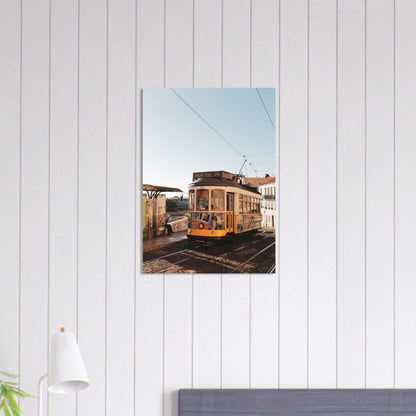 Lissabon's Straßenbahn Poster - Printree.ch Bahn, Foto, Fotografie, issabon, Metro, Nahverkehr, Portugal, Reisen, Sehenswürdigkeiten, Stadtbahn, Straßenbahn, Transport, unsplash, urban, öffentlicher Verkehr