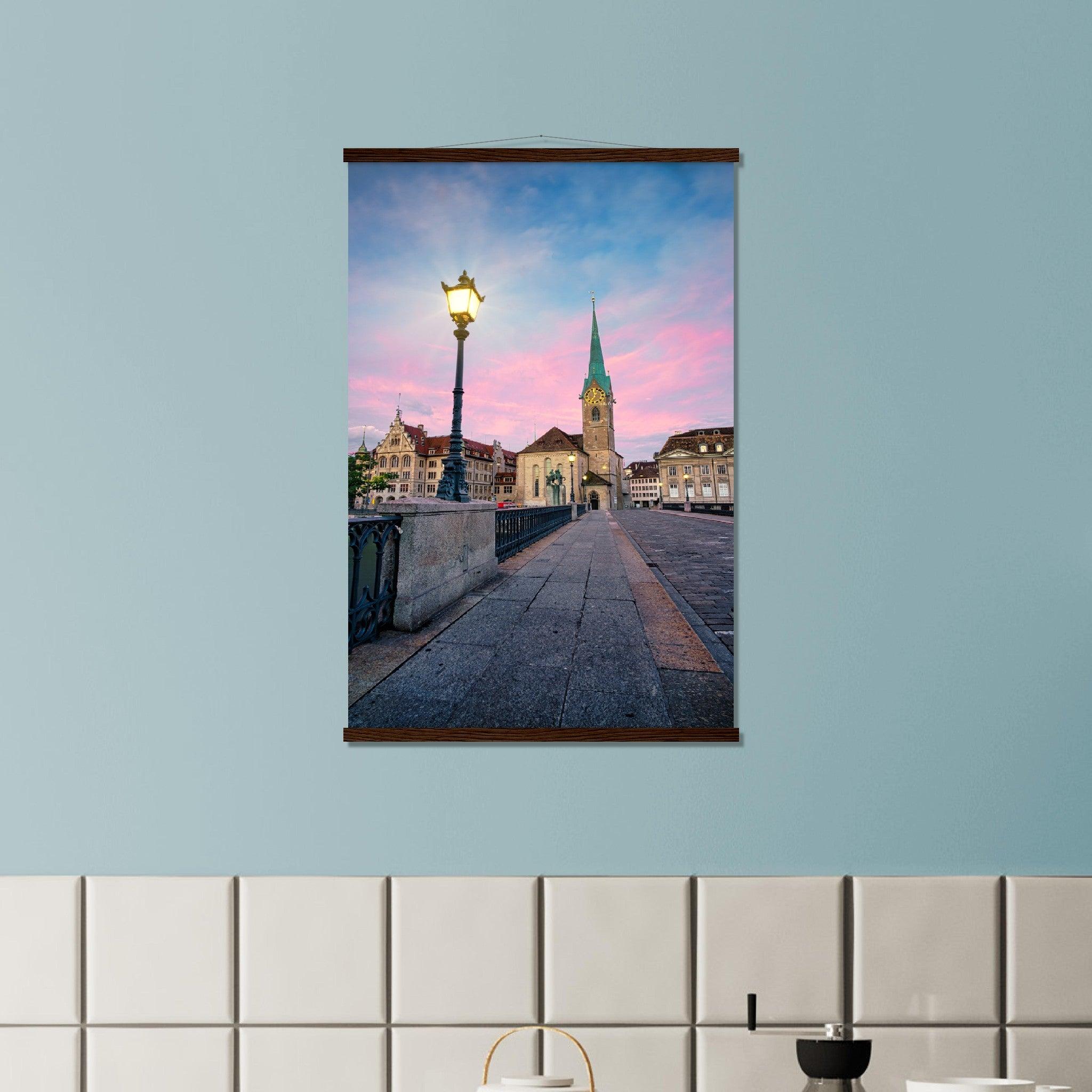 Magie am Morgen - Printree.ch alt, architektur, blau, blick, brücke, eifach-züri, europa, europäisch, fluss, gebäude, grossmünster, innenstadt, kathedrale, kirche, limmat, panorama, reisen, schweiz, schweizer, see, skyline, stadt, stadtbild, strasse, tourismus, turm, urban, wahrzeichen, zürich