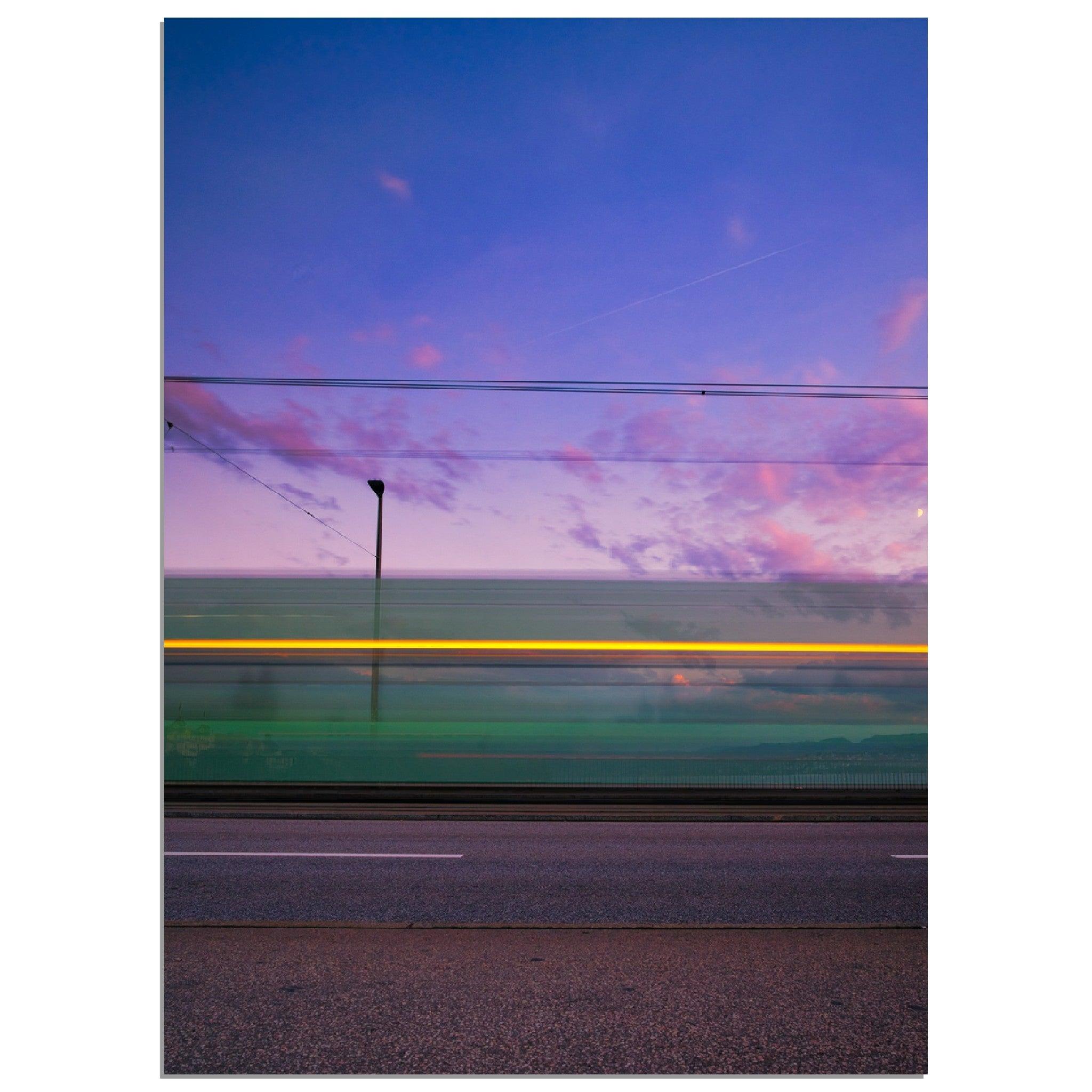 Magische Spuren: Lichtstreifen und Trams in Zürich - Printree.ch alt, architektur, blau, blick, brücke, eifach-züri, europa, europäisch, fluss, gebäude, grossmünster, innenstadt, kathedrale, kirche, limmat, panorama, reisen, schweiz, schweizer, see, skyline, stadt, stadtbild, strasse, tourismus, turm, urban, wahrzeichen, zürich