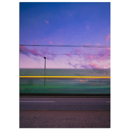 Magische Spuren: Lichtstreifen und Trams in Zürich - Printree.ch alt, architektur, blau, blick, brücke, eifach-züri, europa, europäisch, fluss, gebäude, grossmünster, innenstadt, kathedrale, kirche, limmat, panorama, reisen, schweiz, schweizer, see, skyline, stadt, stadtbild, strasse, tourismus, turm, urban, wahrzeichen, zürich