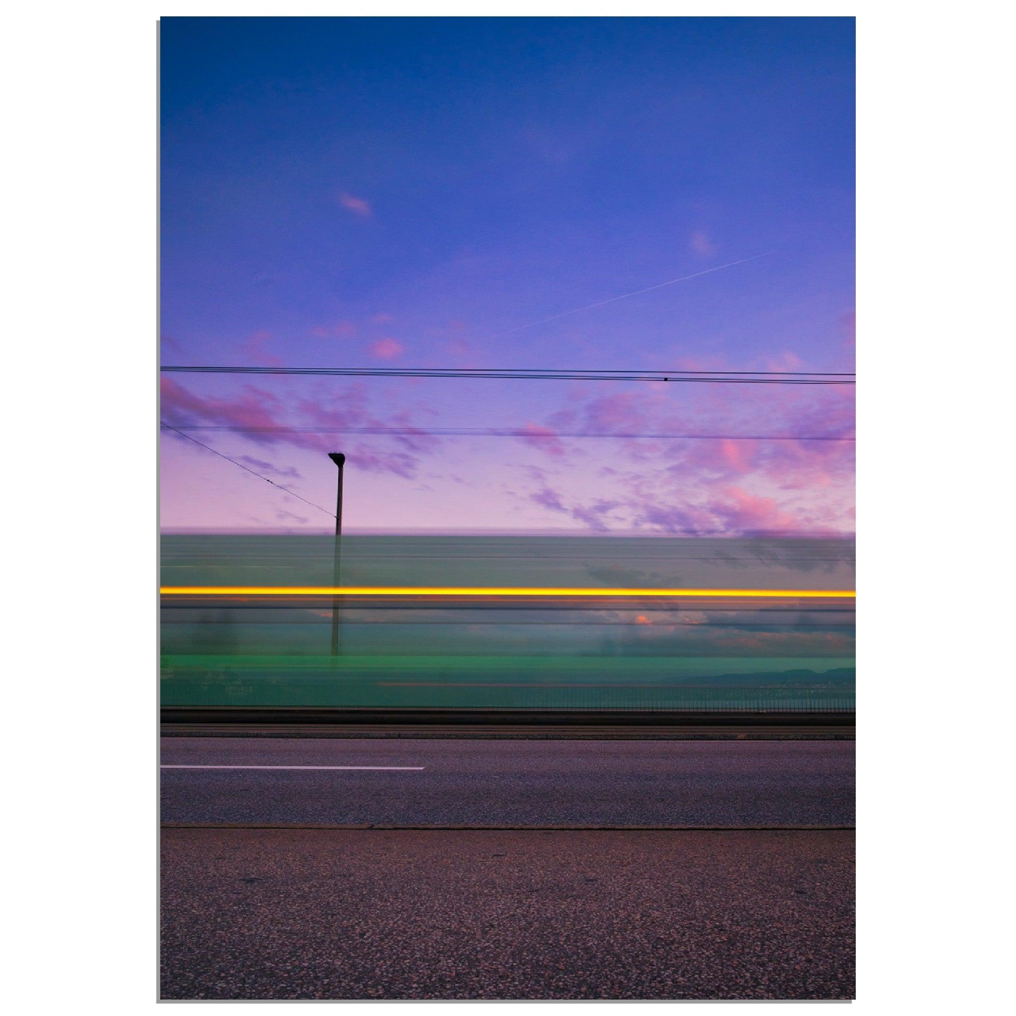 Magische Spuren: Lichtstreifen und Trams in Zürich - Printree.ch alt, architektur, blau, blick, brücke, eifach-züri, europa, europäisch, fluss, gebäude, grossmünster, innenstadt, kathedrale, kirche, limmat, panorama, reisen, schweiz, schweizer, see, skyline, stadt, stadtbild, strasse, tourismus, turm, urban, wahrzeichen, zürich