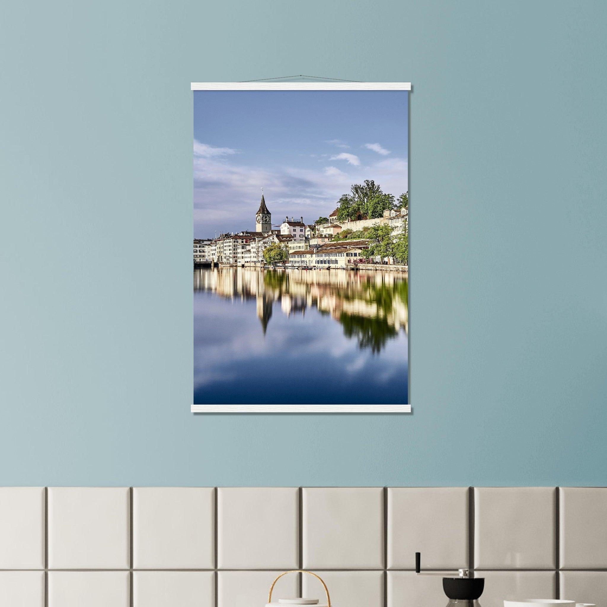 Majestätische Schönheit Zürichs Altstadt mit Limmat - Printree.ch alt, architektur, blau, blick, brücke, eifach-züri, europa, europäisch, fluss, gebäude, grossmünster, innenstadt, kathedrale, kirche, limmat, panorama, reisen, schweiz, schweizer, see, skyline, stadt, stadtbild, strasse, tourismus, turm, urban, wahrzeichen, zürich