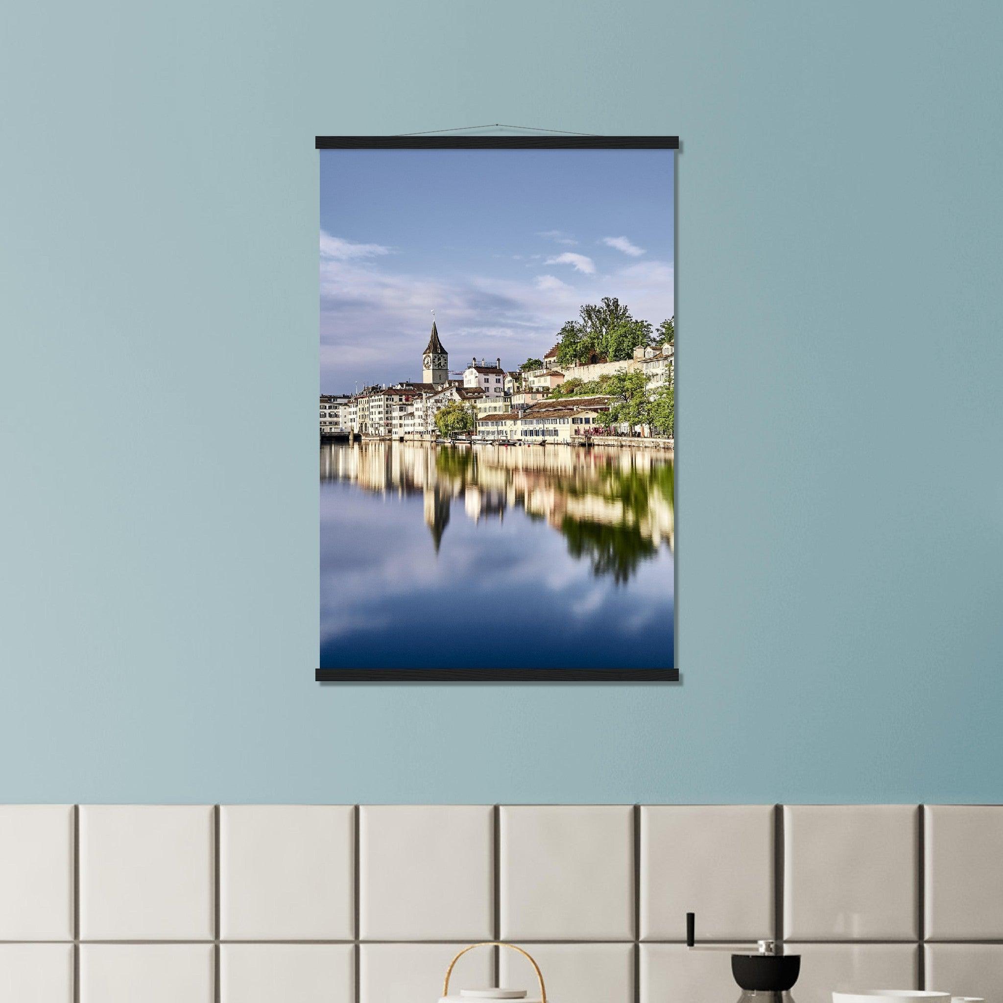 Majestätische Schönheit Zürichs Altstadt mit Limmat - Printree.ch alt, architektur, blau, blick, brücke, eifach-züri, europa, europäisch, fluss, gebäude, grossmünster, innenstadt, kathedrale, kirche, limmat, panorama, reisen, schweiz, schweizer, see, skyline, stadt, stadtbild, strasse, tourismus, turm, urban, wahrzeichen, zürich