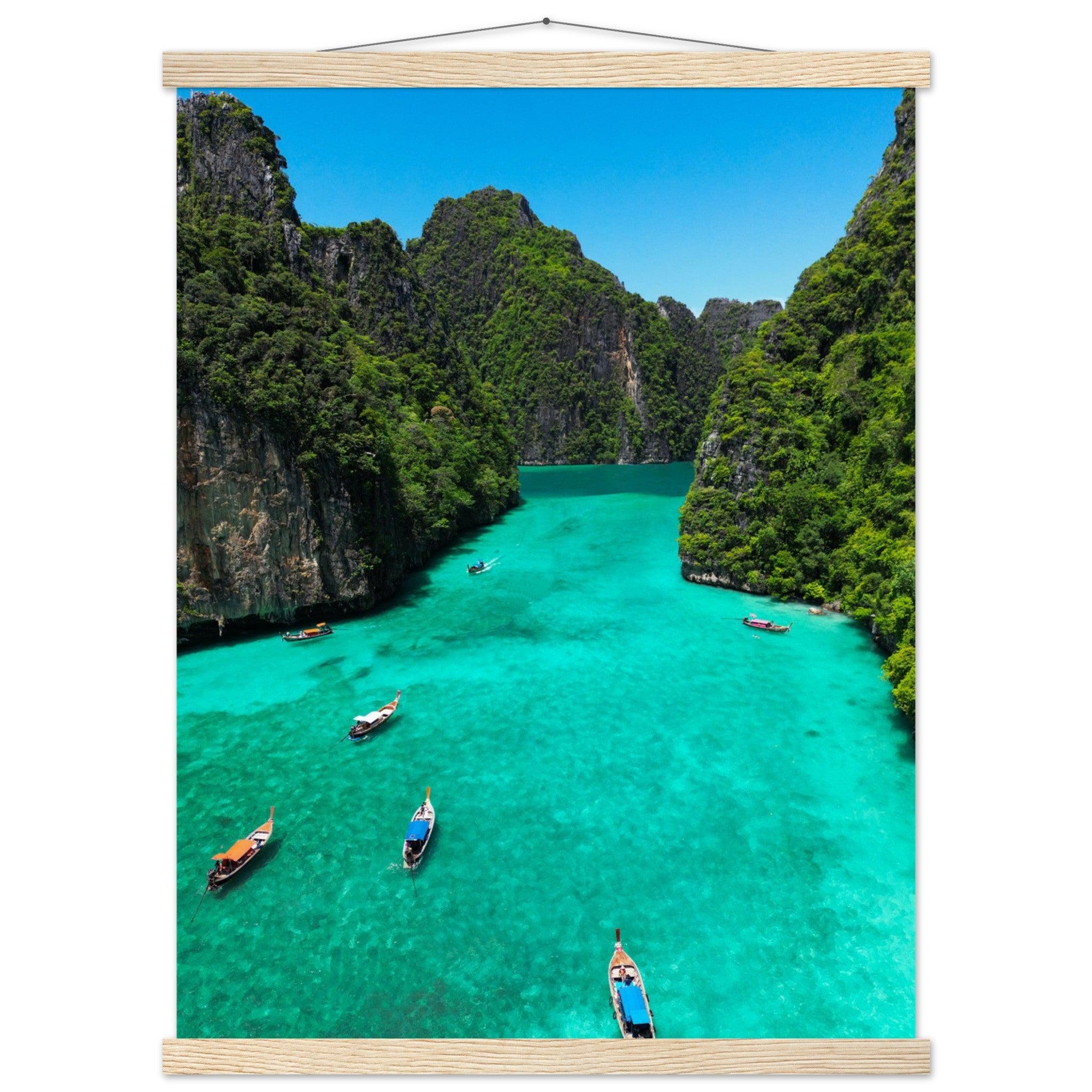 Pi Leh Bay Poster: Tropische Schönheit - Printree.ch Andamanisches Meer, Bootstour, Foto, Fotografie, Inseln, Krabi, Küstenlandschaft, Mueang Krabi Bezirk, Naturschönheit, Pi Leh Bay, Pi Leh Lagoon, Reisen, Thailand, türkisfarbenes Wasser, unsplash