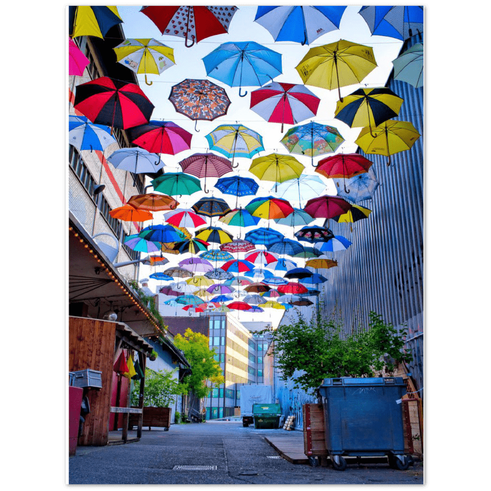 Schirme Zürich West - Printree.ch alt, attraktion, aufgehängt, bunt, dekoration, design, eifach-züri, einfachschweizer, exklusiv, farbe, farbenfroh, Foto, Fotografie, gerold cuchi, grün, himmel, installation, kreis 5, kunst, mehrfach, Poster, regen, reisen, schirm, schirmdach, schirme, schweiz, schweizer, stadt, stadtteil, straße, tourist, unten, Vertikal, weiß, wetter, zurichby.ch, Zürich