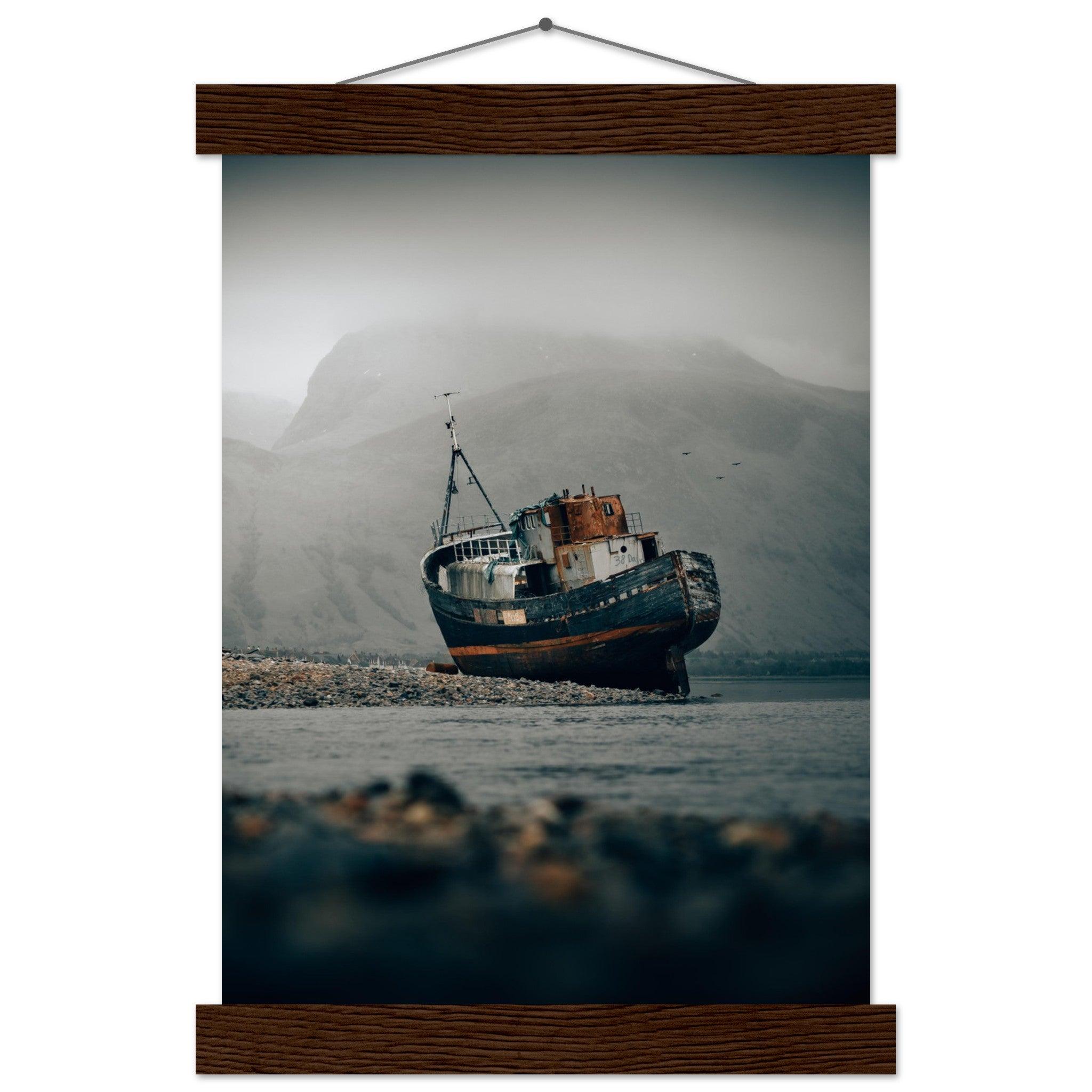 Schottisches Schiffswrack Poster - Printree.ch Foto, Fotografie, Geschichte, Küste, maritimes Erbe, Meereslandschaft, Reisen, Schiffswrack, Schottland, Sehenswürdigkeit, unsplash, Unterwasserwelt, Wracktauchen