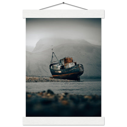 Schottisches Schiffswrack Poster - Printree.ch Foto, Fotografie, Geschichte, Küste, maritimes Erbe, Meereslandschaft, Reisen, Schiffswrack, Schottland, Sehenswürdigkeit, unsplash, Unterwasserwelt, Wracktauchen