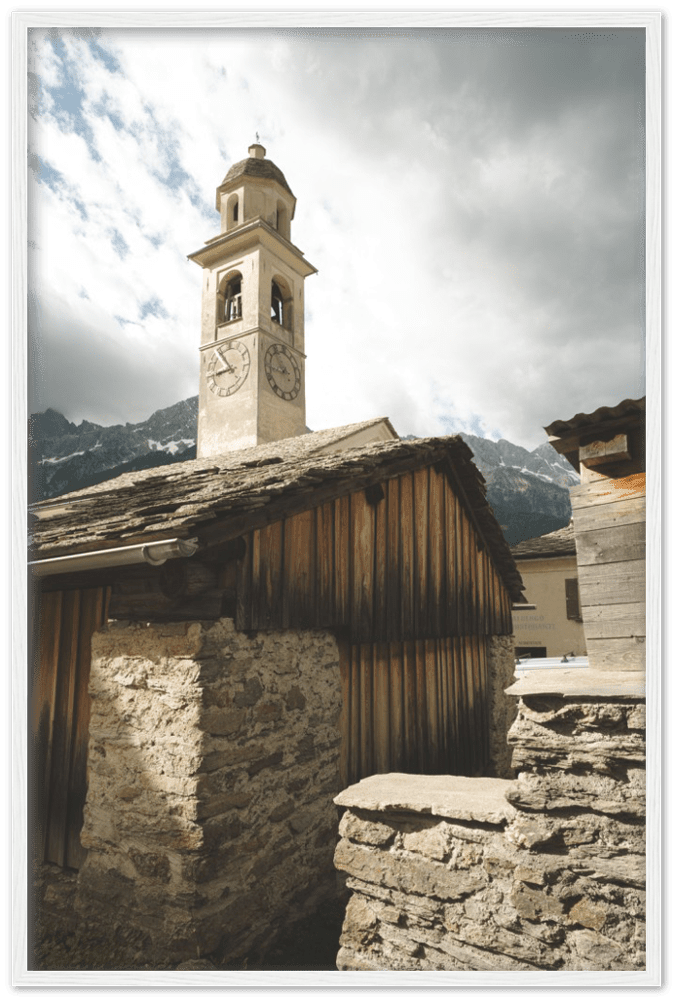 Soglio Dorf - Printree.ch alpen, alt, architektur, berg, berge, blick, bäume, denkmal, dorf, einfachschweizer, europa, exklusiv, Foto, Fotografie, gebäude, grün, herbst, historisch, häuser, kirche, landschaft, maloja, mittelalterlich, natur, nebel, panorama, Poster, reisen, schweiz, soglio, stadt, stein, tal, tourismus