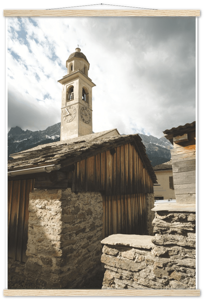 Soglio Dorf - Printree.ch alpen, alt, architektur, berg, berge, blick, bäume, denkmal, dorf, einfachschweizer, europa, exklusiv, Foto, Fotografie, gebäude, grün, herbst, historisch, häuser, kirche, landschaft, maloja, mittelalterlich, natur, nebel, panorama, Poster, reisen, schweiz, soglio, stadt, stein, tal, tourismus