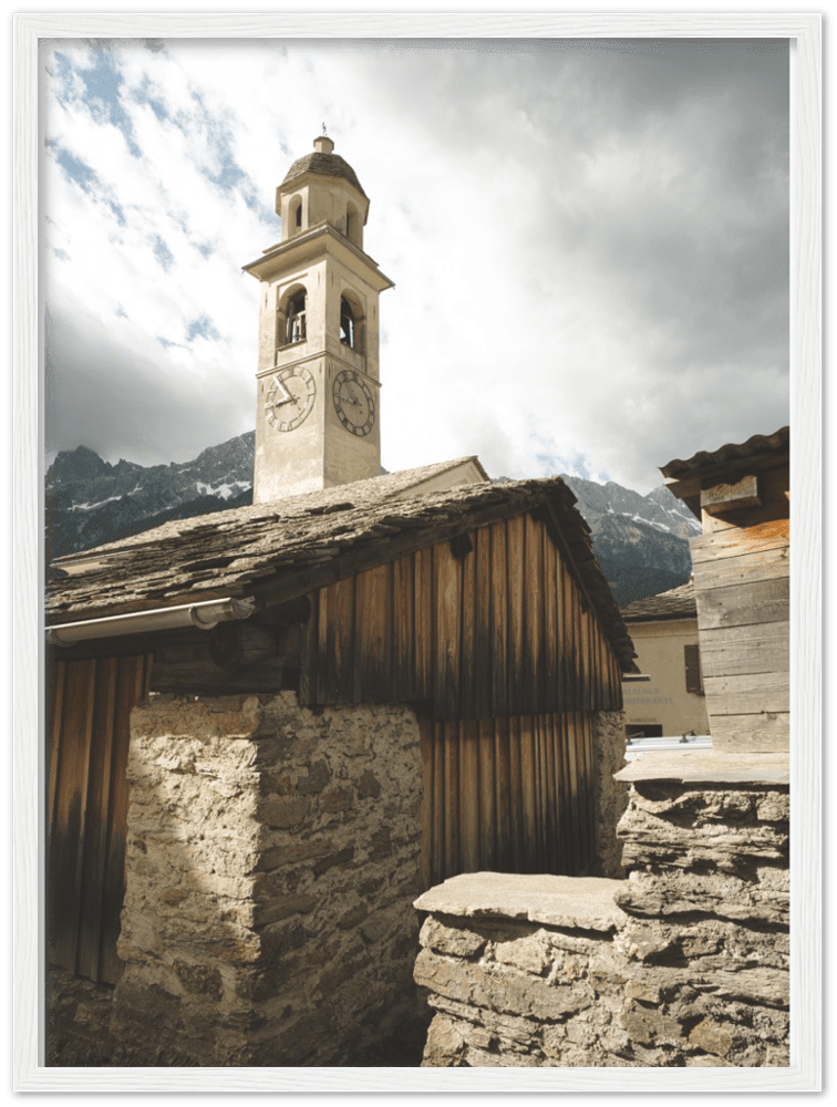 Soglio Dorf - Printree.ch alpen, alt, architektur, berg, berge, blick, bäume, denkmal, dorf, einfachschweizer, europa, exklusiv, Foto, Fotografie, gebäude, grün, herbst, historisch, häuser, kirche, landschaft, maloja, mittelalterlich, natur, nebel, panorama, Poster, reisen, schweiz, soglio, stadt, stein, tal, tourismus