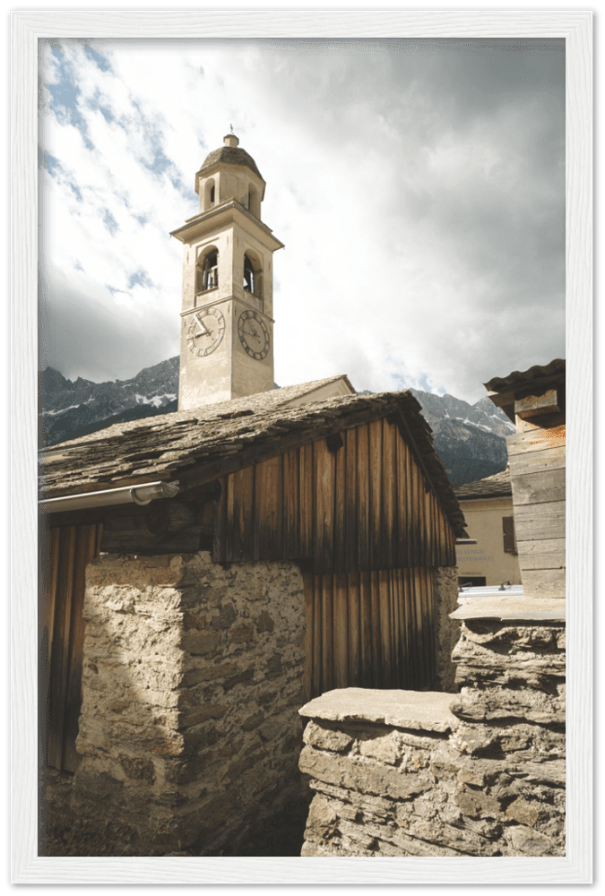 Soglio Dorf - Printree.ch alpen, alt, architektur, berg, berge, blick, bäume, denkmal, dorf, einfachschweizer, europa, exklusiv, Foto, Fotografie, gebäude, grün, herbst, historisch, häuser, kirche, landschaft, maloja, mittelalterlich, natur, nebel, panorama, Poster, reisen, schweiz, soglio, stadt, stein, tal, tourismus