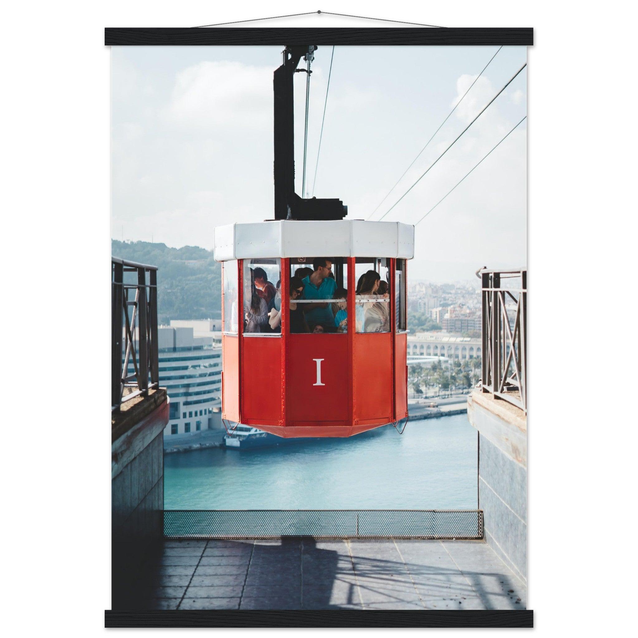 Stadt Barcelona mit der roten Seilbahn - Printree.ch Aussichtspunkt, Barcelona, Foto, Fotografie, Kabelbahn, Küstenstadt, Montjuïc, Reisen, Sehenswürdigkeiten, Seilbahn, Spanien, Stadtansicht, Stadtpanorama, Transport, unsplash