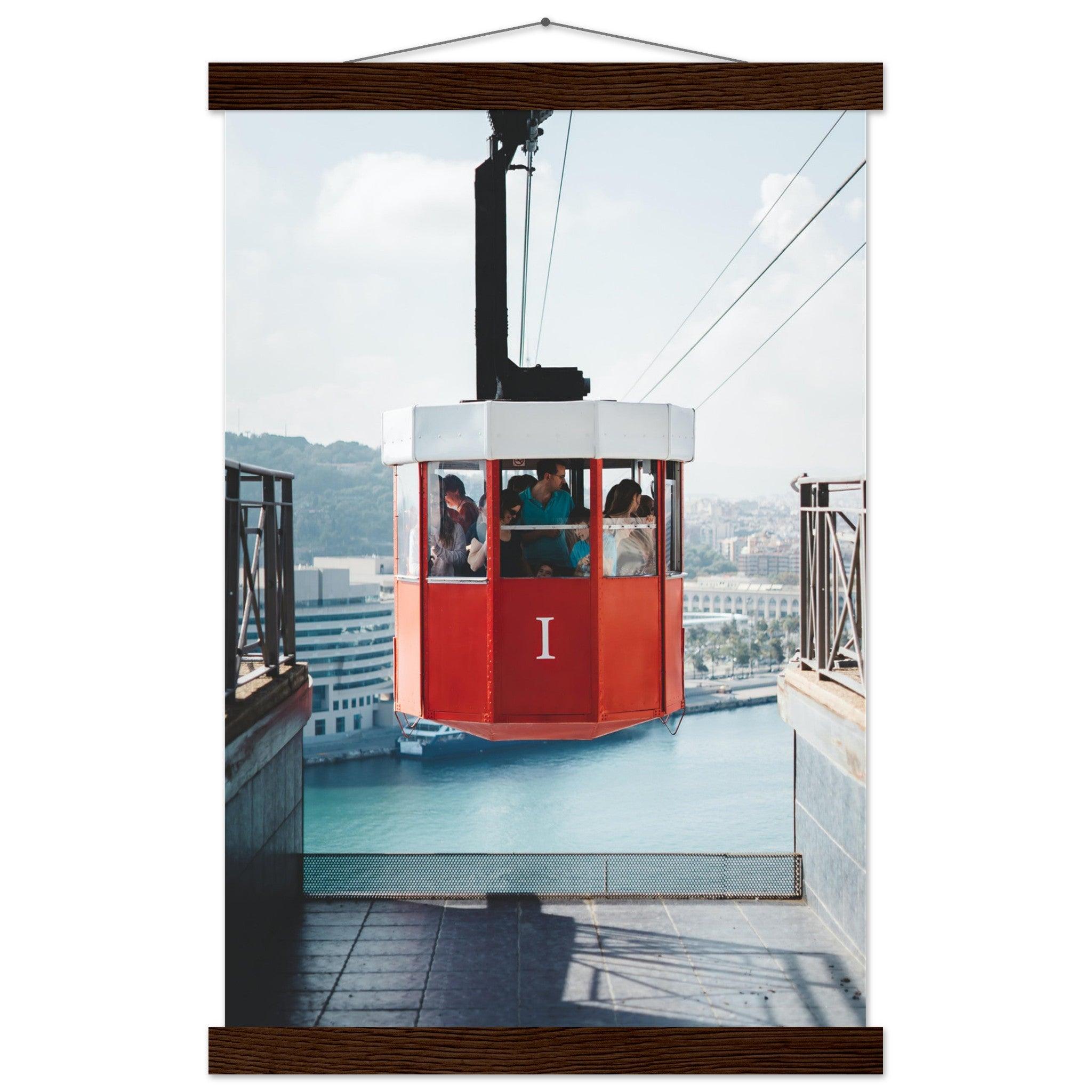 Stadt Barcelona mit der roten Seilbahn - Printree.ch Aussichtspunkt, Barcelona, Foto, Fotografie, Kabelbahn, Küstenstadt, Montjuïc, Reisen, Sehenswürdigkeiten, Seilbahn, Spanien, Stadtansicht, Stadtpanorama, Transport, unsplash