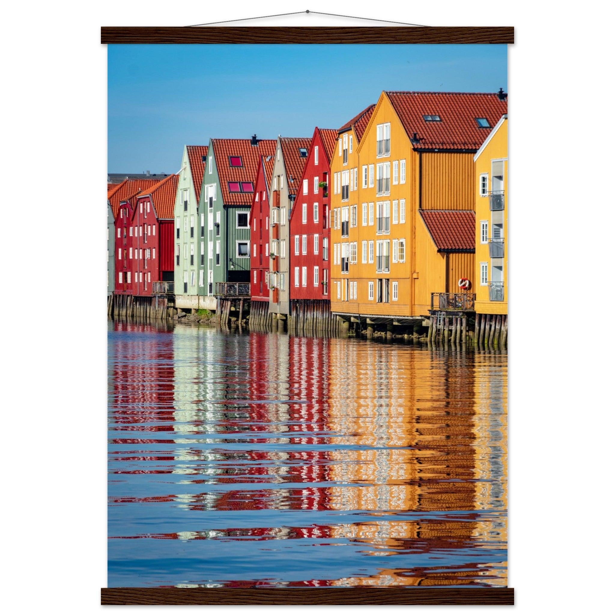 Trondheim Naturposter - Printree.ch Architektur, bunte Häuser, Foto, Fotografie, historisch, Holzhäuser, Häuser, Küstenstadt, Norwegen, Reisen, skandinavisch, Stadtansicht, Stadtbild, Trondheim, unsplash