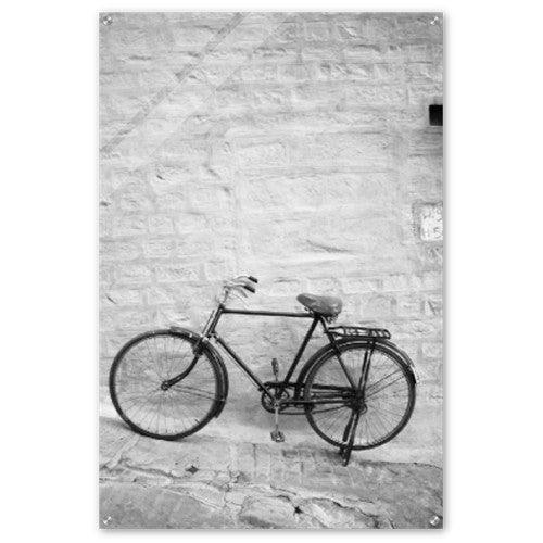 Altes Fahrrad lehnt an einer Backsteinmauer in schwarz-weiss - Printree.ch art, detail, dunkel, fotografie, groß, hintergrund, kopf, kraftvoll, kunst, licht, low key, monochrom, nahaufnahme, porträt, schwarz, schwarzer hintergrund, weiß
