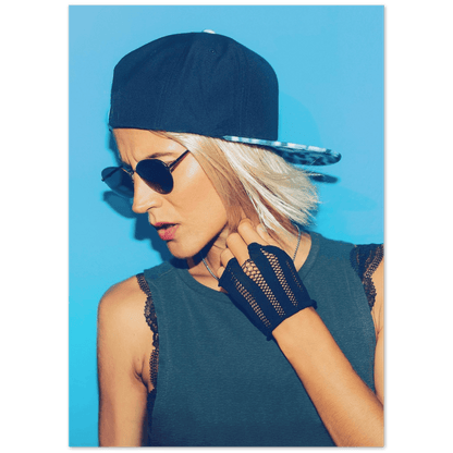 Frau mit Cap minimalistischer Lebensstil - Printree.ch Blick, Dame, Erwachsener, Foto, Fotografie, Hintergrund, Kappe, Kleidung, Latzhose, Lebensstil, minimal, minimalistisch, Mode, Mode-Blogger, Modell, Plattform, posierend, Sportkleidung, trendiges Outfit, Turnschuhe, urbaner Stil, Vogue, weiblich, Zeitschrift