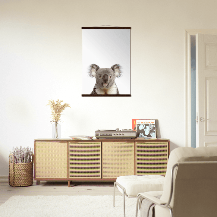 Porträt Koala-Bären - Printree.ch art, australien, australisch, beutel, beuteltier, blatt, bär, einzeln, eukalyptus, flauschig, foto, freizeit, gesicht, grau, hintergrund, hocken, koala, kuschelig, natur, natürlich, niedlich, ohren, pelzig, porträt, poster, queensland, sitzen, Tier, wild, wildlife, zoo