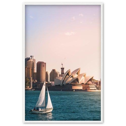 Sydney Opera House mit Segelboot - Printree.ch australien, berühmt, blick, boot, brücke, bucht, denkmal, fähre, gebäude, hafen, meer, modern, nsw, oper, opernhaus, ozean, reise, schiff, segelboot, stadt, stadtbild, sydney, tourismus, tourist, transport, wales, wasser
